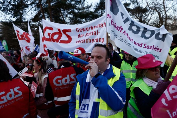 Mitglieder verschiedener Berufsgruppen bei einer Protestaktion der Dienstleistungsgewerkschaft Verdi in Berlin. Carsten Koall/dpa Warnstreik