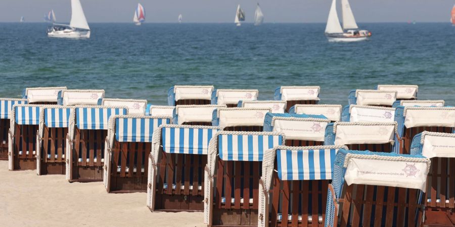 Strandkörbe der «Strandoase Treichel» warten an der Ostsee auf Gäste. Hier hat man sich gegen Preiserhöhungen entschieden, es gelten die Vorjahrestarife: 14 bis 15 Euro Tagessatz und 500 bis 600 Euro pro Saison.