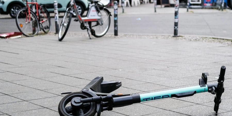 Umgekippte E-Roller mitten auf dem Geh- oder Fahrradweg können zu Unfällen führen.