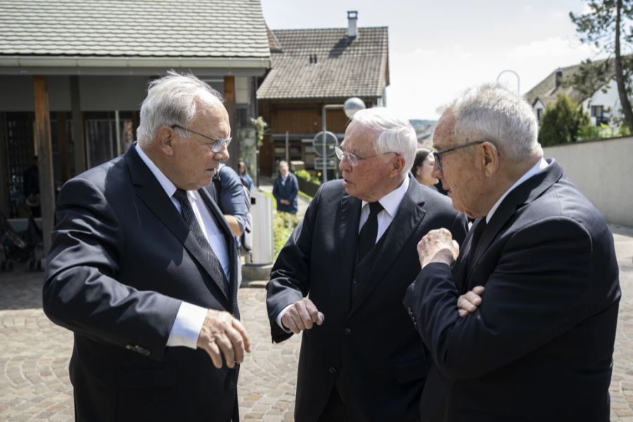 Alt Bundesräte Johann Schneider-Ammann, von links, Christoph Blocher und Arnold Koller, sprechen vor der reformierten Kirche Zumikon anlässlich dem Gedenkgottesdienst zum Hinschied von alt Bundesrätin Elisabeth Kopp, aufgenommen am Mittwoch, 3. Mai 2023 in Zumikon.