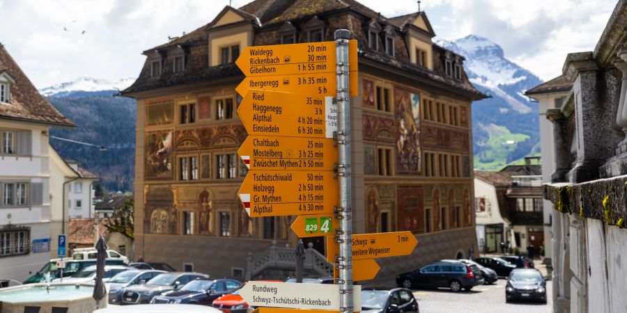 Wegweiser vor dem Rathaus in Schwyz.