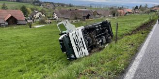 Courlevon FR - LKW kippt bei Ausweichmanöver um