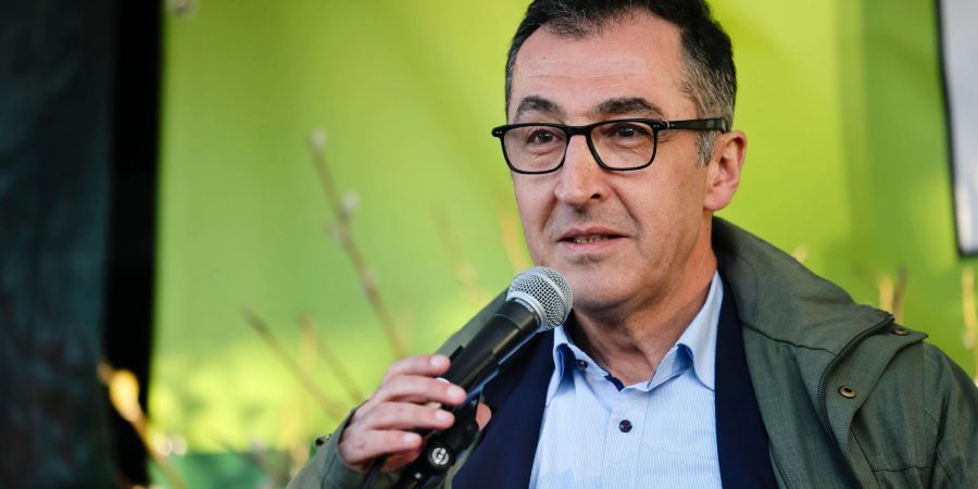 Der grüne Agrarminister Cem Özdemir stärkt Krabbenfischern den Rücken.