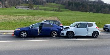 Baar: Auffahrkollision führt zu Verkehrsbehinderungen
