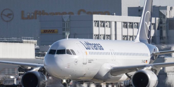 Ein Flugzeug rollt auf dem Flughafen Frankfurt zum Start. Ein Flugzeug rollt auf dem Flughafen Frankfurt zum Start.