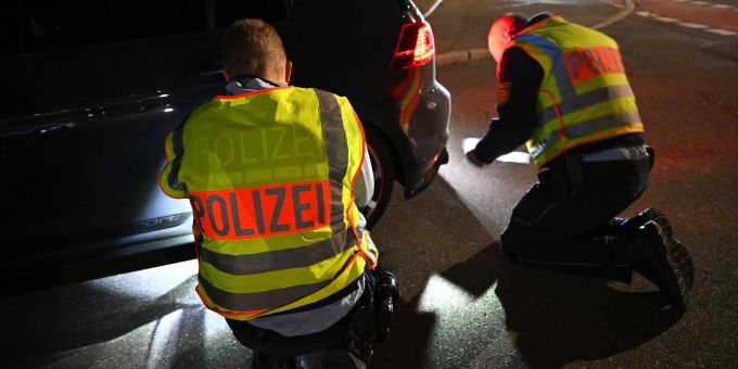 Polizisten kontrollieren einen getunten Volkswagen Golf, der von einer Verkehrskontrolle am sogenannten «Car-Freitag» herausgezogen wurde. Polizisten kontrollieren einen getunten Volkswagen Golf, der von einer Verkehrskontrolle am sogenannten «Car-Freitag» herausgezogen wurde.