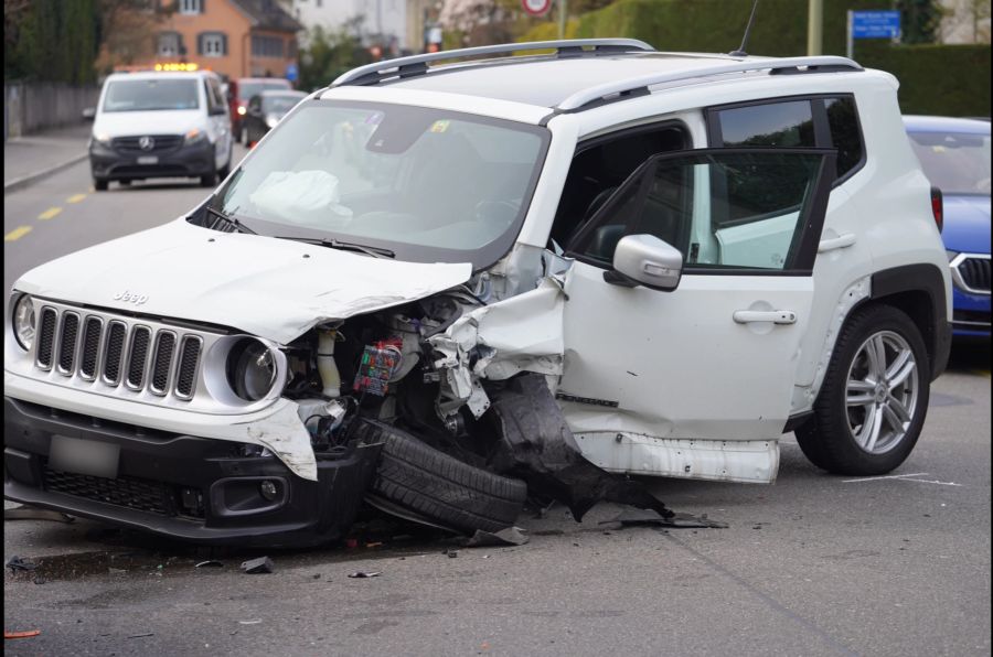 Beide Fahrzeuge mussten abgeschleppt werden.