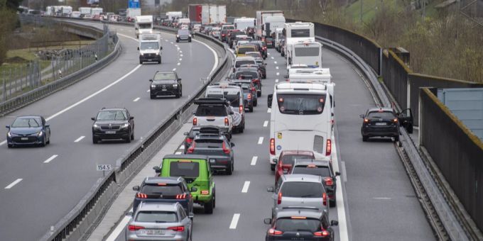 Vier Kilometer Stau Vor Dem Gotthard Richtung Süden