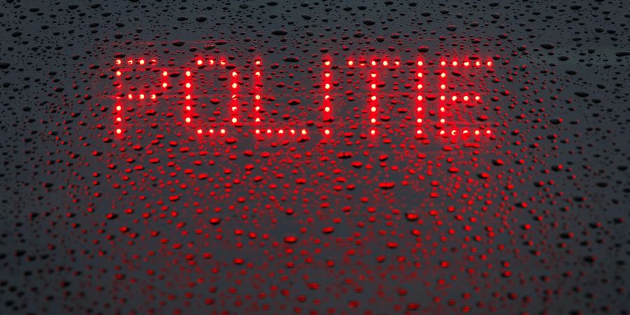 Das niederländische Wort für «Polizei»: Die Polizei ermittelt im Fall eines Bootsunglücks.
