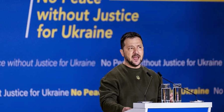 Der ukrainische Präsident Wolodymyr Selenskyj hält eine Rede auf dem Weltforum Den Haag. Foto: Remko De Waal/ANP/dpa