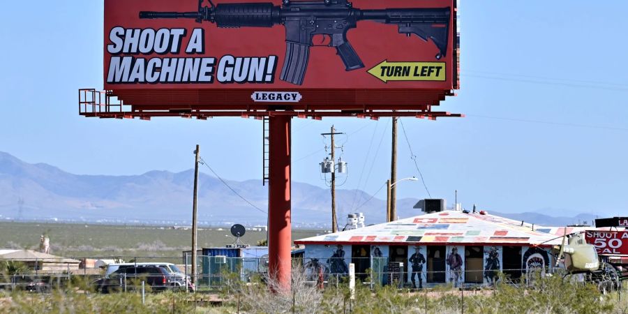 Eine Reklametafel im US-Bundesstaat Arizona wirbt für das Schiessen mit einem Maschinengewehr auf einem Schiessstand.