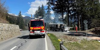 Castiel GR - Lastwagen steht kurz nach dem Halten in Flammen