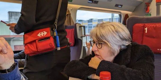 Elisabeth Baume-Schneider unterwegs im Zug Richtung St. Gallen – ohne Bodyguards. Sie musste aber ihr Ticket zeigen. Elisabeth Baume-Schneider