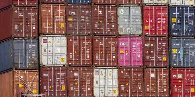 Die Bedeutung Chinas für deutsche Exporte könnte in den kommenden Jahren nach einer Studie abnehmen. Der chinesische Markt könnte demnach von deutschen Investoren zunehmend durch Produktion vor Ort bedient werden - mit möglichen Folgen für Jobs in Deutschland. (Symbolbild) Die Bedeutung Chinas für deutsche Exporte könnte in den kommenden Jahren nach einer Studie abnehmen. Der chinesische Markt könnte demnach von deutschen Investoren zunehmend durch Produktion vor Ort bedient werden - mit möglichen Folgen für Jobs in Deutschland. (Symbolbild)