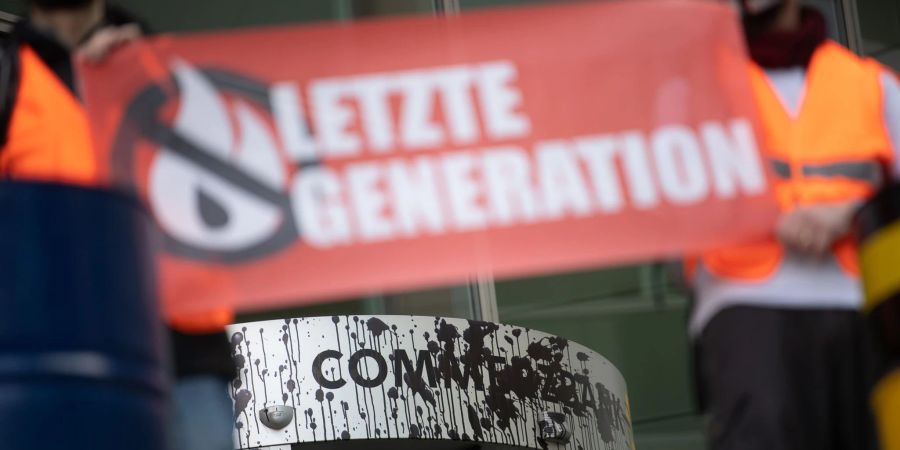 Klimaaktivisten während einer Protestaktion an Commerzbank-Zentrale in Frankfurt (Archivbild).