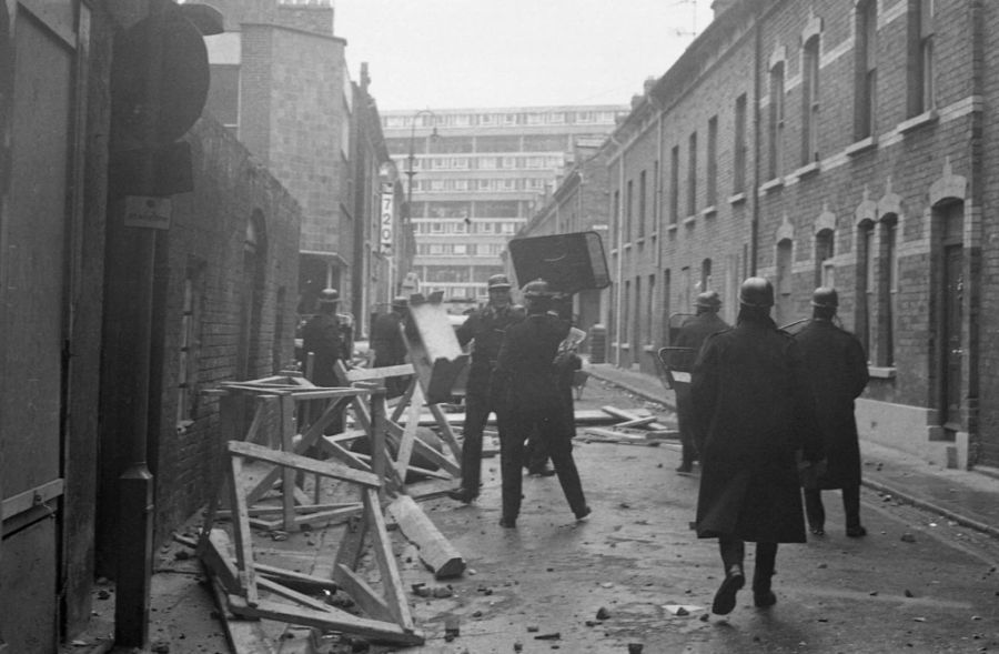 Nur wenige Tage zuvor kam es in Nordirland zu heftigen Protesten. Die Briten stationierten Truppen in Londonderry und Belfast. Die Kämpfe werden auch als Beginn der Troubles gesehen.