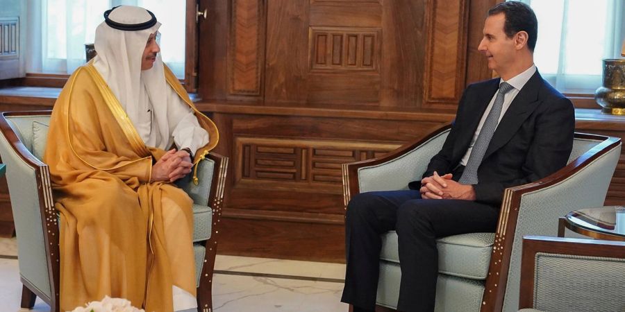 Syriens Präsident Baschar al-Assad (r) und Nayef al-Sadiri, Botschafter von Saudi-Arabien in Jordanien, bei einem Treffen in Damaskus.