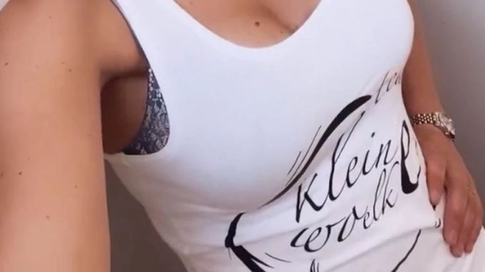 Mit diesem Shirt zeigte sich Woelke auf ihrem Instagram-Kanal. Yvonne Woelke