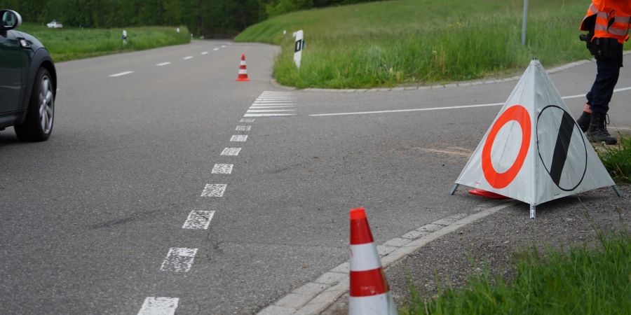 Die Polizei regelt bei der Unfallstelle den Verkehr.