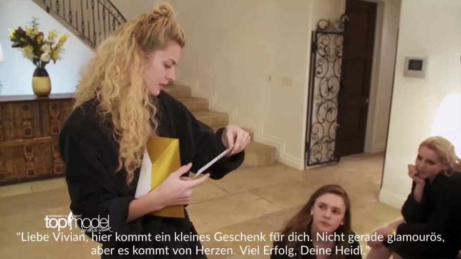 «GNTM»-Vivian liest Heidis Brief vor.