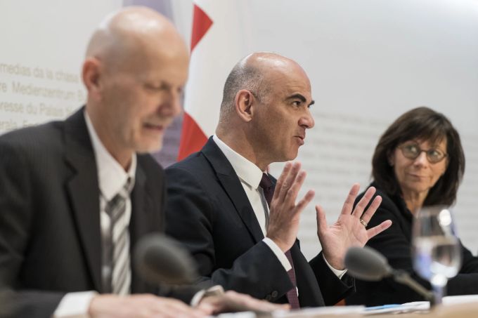 Daniel Koch, Leiter Abteilung übertragbare Krankheiten, im Bundesamt für Gesundheit BAG, Bundesrat Alain Berset und die St. Galler Regierungsrätin Heidi Hanselmann.