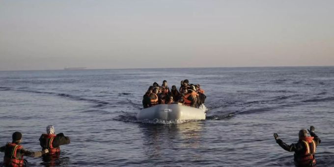 Freiwillige Helfer nehmen auf der griechischen Lesbos ein kaum seetüchtiges Gummiboot mit Flüchtlingen aus der Türkei in Empfang. Foto: picture alliance/Socrates Baltagiannis/dpa/dpa migranten