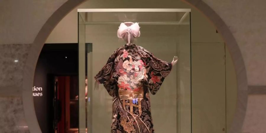 Ein Frauen-Kimono "Uchikake" in der Ausstellung «Kimono: Kyoto to Catwalk» (Kimono: Von Kyoto zum Laufsteg) im Victoria &amp; Albert-Museum. Foto: Luciana Guerra/PA Wire/dpa