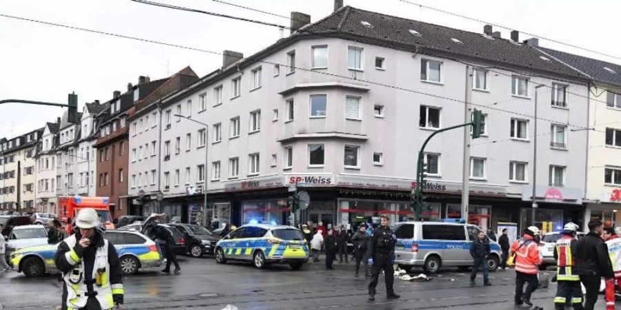 An der belebten Kreuzung hatten sich zahlreiche Passanten bereits um die Menschen gekümmert, ehe Notärzte und Sanitäter die Versorgung übernahmen. Foto: Stephan Witte/KDF-TV & Picture/dpa