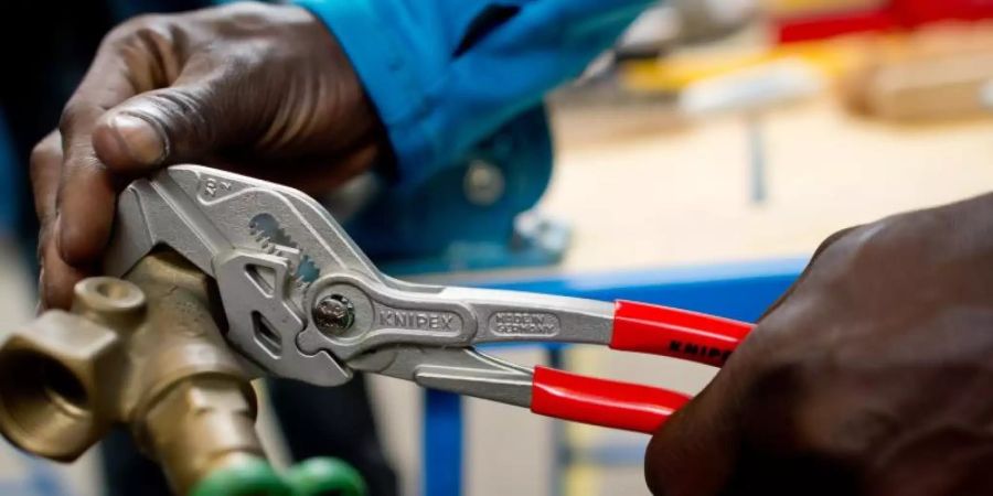 Ausbildung: Ein Flüchtling arbeitet in einer Lernwerkstatt. Foto: Sven Hoppe/dpa