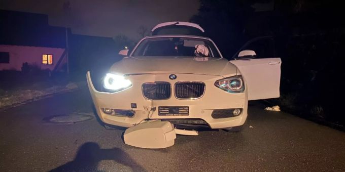 Ein 20-jähriger Lenker hat mit seinem Sportwagen am Sonntag in Oberwil-Lieli AG einen Selbstunfall verursacht. Oberwil-Lieli