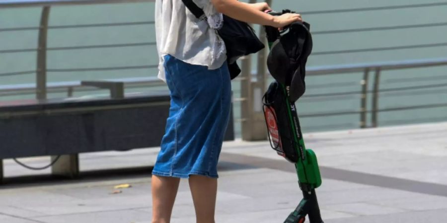 Frau auf E-Scooter