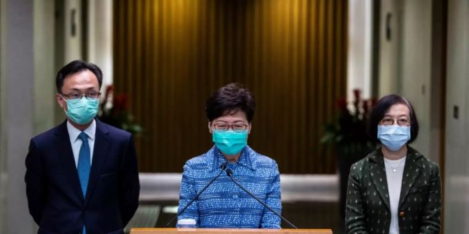 Hongkongs Regierungschefin Carrie Lam (M.). Carrie Lam Hongkong