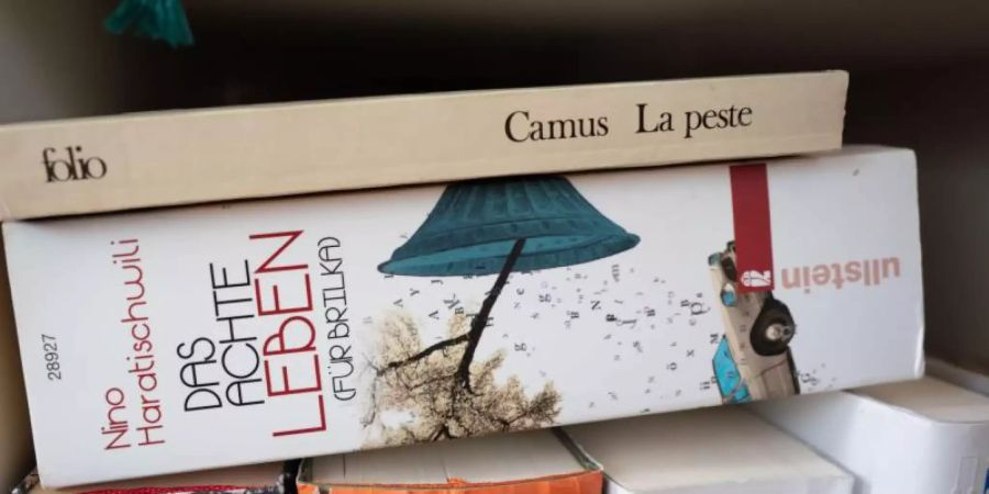 «Die Pest» von Albert Camus hat sich zum Bestseller entwickelt. Foto: Frank Rumpenhorst/dpa