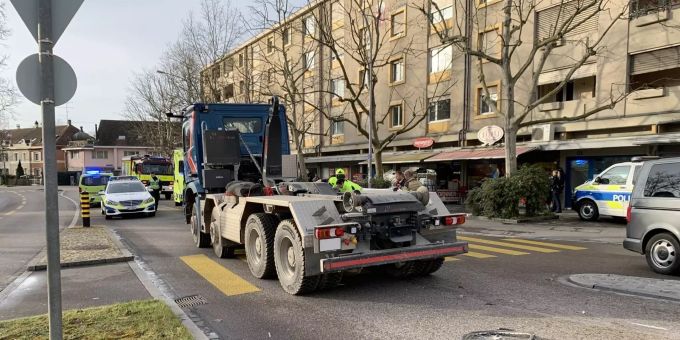 Lastwagen erfasst Velofahrerin