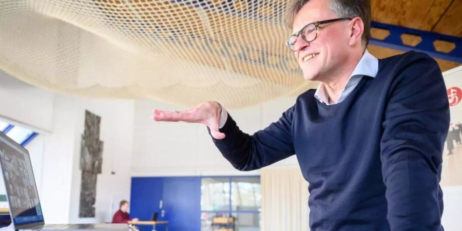 Rainer Homburg, künstlerischer Leiter der Hymnus-Chorknaben, bei einer Chorprobe, die als Videokonferenz stattfindet. Foto: Sebastian Gollnow/dpa