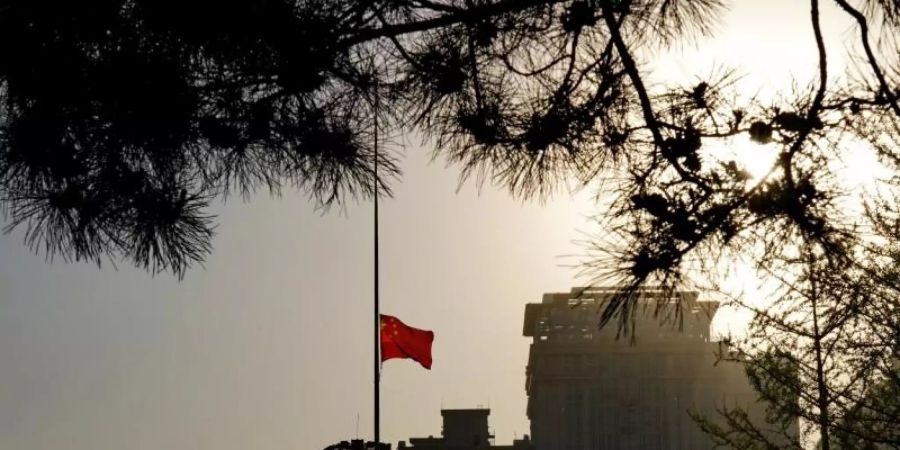 Eine chinesische Nationalflagge weht auf Halbmast. Foto: Mu Yu/XinHua/dpa