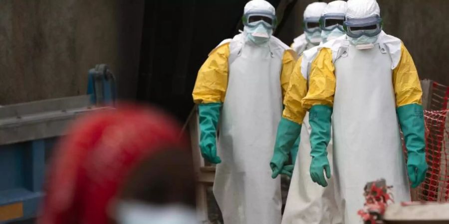 Gesundheitsfachkräfte in Schutzkleidung in einem Ebola-Behandlungszentrum in Beni, Kongo. Foto: Jerome Delay/AP/dpa/Archiv