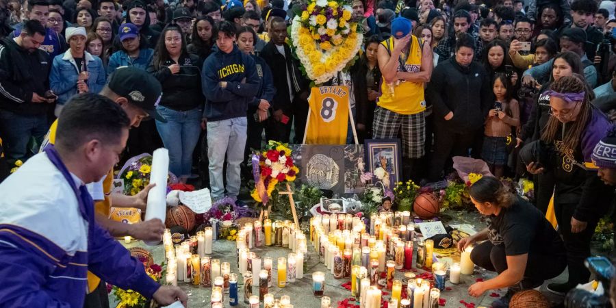 Unzählige Fans trauern um den bei einem Heli-Absturz gestorbenen Kobe Bryant.