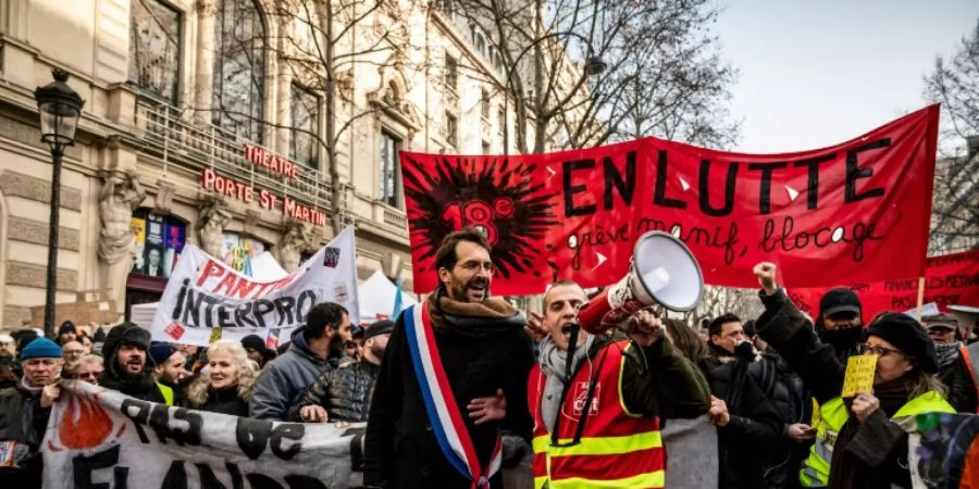 Demonstranten protestieren in Paris gegen die Rentenreform