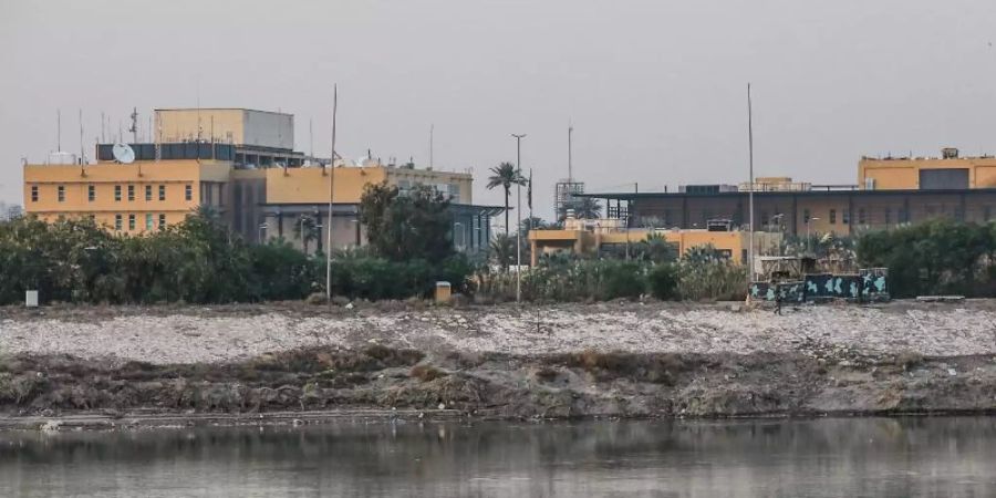 Blick auf die US-Botschaft am Ufer des Tigris. Foto: Ameer Al Mohmmedaw/dpa