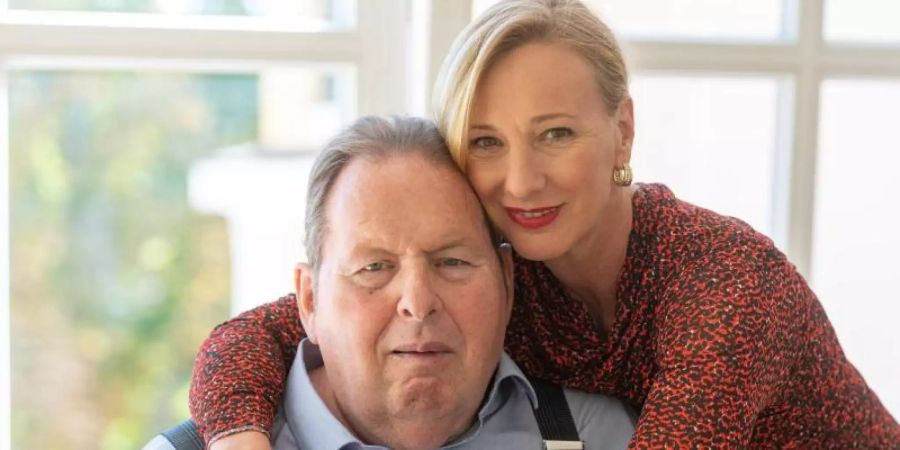 Ottfried Fischer und seine Lebensgefährtin Simone Brandlmeier: Der 66-Jährige will noch einmal heiraten. Foto: Armin Weigel/dpa