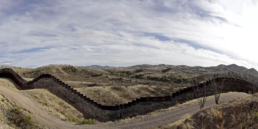 An der Grenze zwischen den USA und Mexiko soll ein Grenzzaun mexikanische Einwanderer von der Einreise abhalten. Die USA schicken Einwanderer wieder zurück nach Mexiko. (Archivbild)