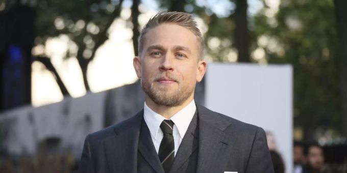 Charlie Hunnam an der Premiere von King Arthur. charlie hunnam
