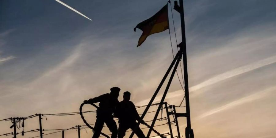 Zwei Marinesoldaten stehen auf dem Bug der Fregatte «Augsburg» der Deutschen Marine. Die «Augsburg» lief damals zur Operation «Sophia» aus. Nach dem Libyen-Gipfel erwägt die EU eine Wiederbelebung ihrer Militärmission. Foto: Mohssen Assanimoghaddam/dpa