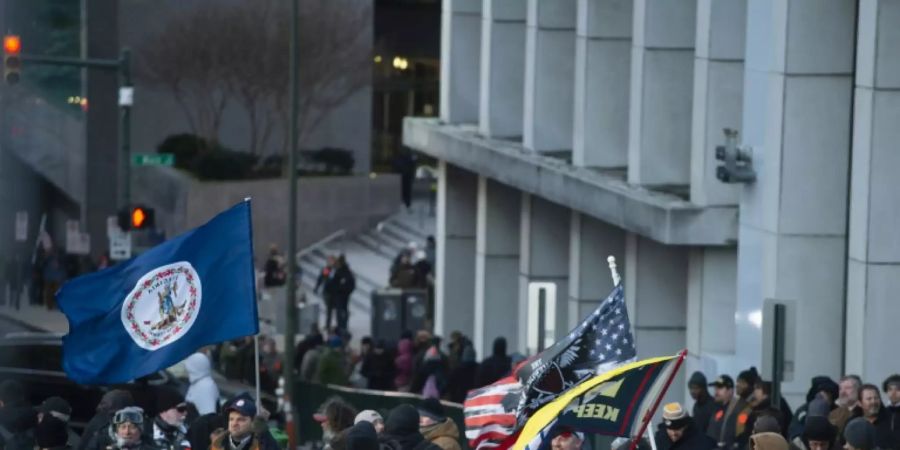 Waffenbefürworter vor dem Kapitolgebäude in Richmond