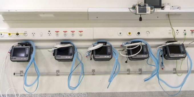 Beatmungsgeräte der Armee warten im Kantonsspital Baselland auf ihren Einsatz. Coronavirus Beatmungsgerät Versorgung