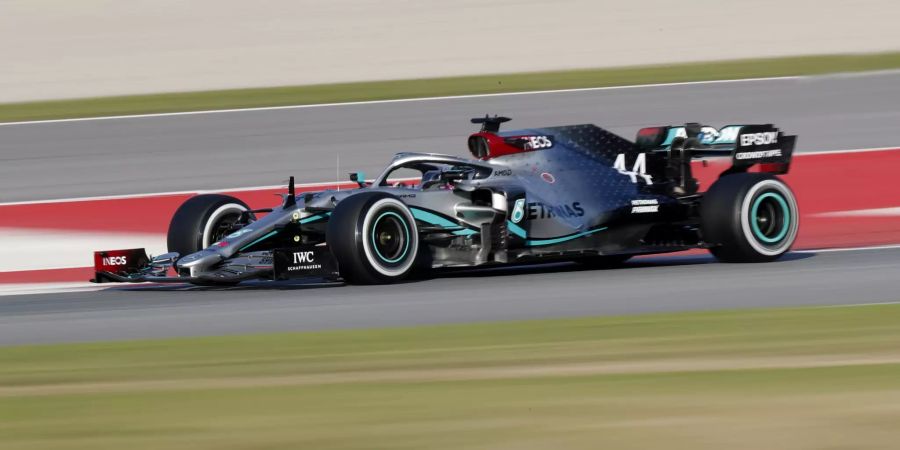 Lewis Hamilton am Steuer des Mercedes W11 bei den Formel-1-Testfahrten in Barcelona.