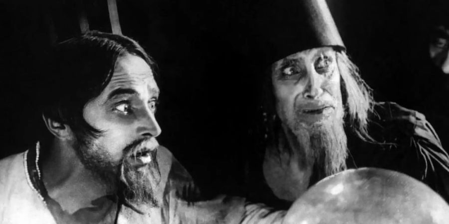 Szene aus dem restaurierten Stummfilm «Das Wachsfigurenkabinett» mit Ivan dem Schrecklichen (l.) (Conrad Veidt). Foto: Deutsche Kinemathek/ Arte/ZDF/dpa