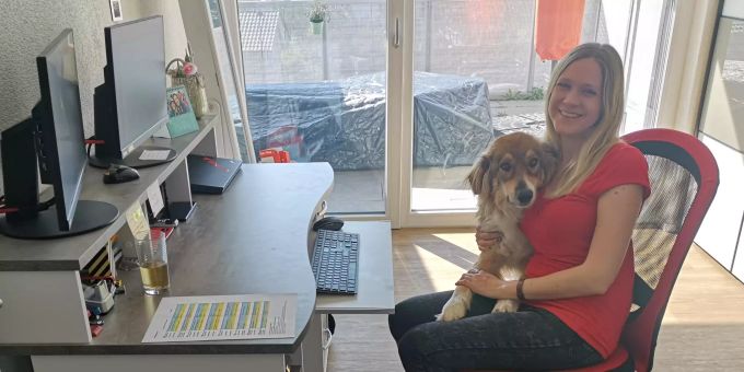 Nau-Lokalreporterin Chantal Siegenthaler beim Homeoffice mit Hund Jerry. Chantal Siegenthaler