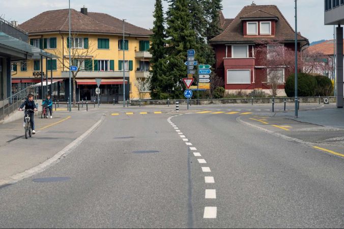 Die Dorfstrasse in Belp um 12:25 Uhr